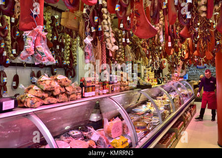 All'interno di delicatessen, Miran su Evripidou street central Athens, che serve una vasta varietà di carne, formaggio, salsicce, Grecia Foto Stock