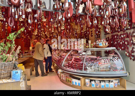 All'interno di delicatessen, Miran su Evripidou street central Athens, che serve una vasta varietà di carne, formaggio, salsicce, Grecia Foto Stock