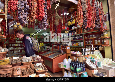 Cerca nel negozio di spezie con peperoncini secchi, pomodori, funghi appendere le spezie e le erbe aromatiche in vasi e scatole Foto Stock