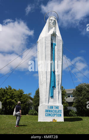 Nostra Signora di Lourdes statua della Vergine Maria in piedi su un poggio sopra Paraparaumu sulla Costa di Kapiti di North Island, Nuova Zelanda. Foto Stock