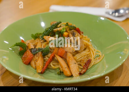 Stir-Fried Spaghetti con olio d'oliva, aglio , peperoncino essiccato e pancetta croccante Foto Stock