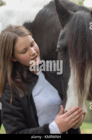 Ragazza adolescente legami con cavallo Foto Stock