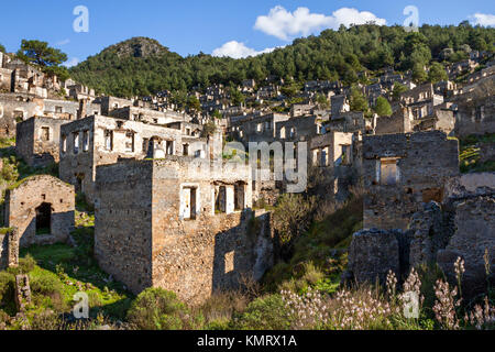 Case abbandonate e le rovine del villaggio di Kayakoy, Fethiye, Turchia Foto Stock