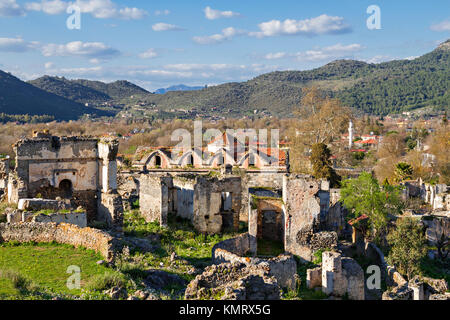 Case abbandonate e le rovine del villaggio di Kayakoy, Fethiye, Turchia Foto Stock