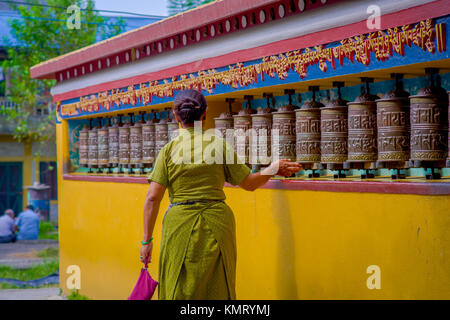 POKHARA, Nepal - 06 ottobre 2017: pilgrin non identificato di toccare la ruota pregando nel tempio tibetano, Padum, Kashmir India Foto Stock