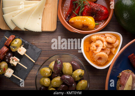 La condivisione miscelati tapas spagnole partenti sulla tabella. Vista superiore Foto Stock