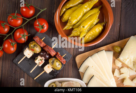 La condivisione miscelati tapas spagnole partenti sulla tabella. Vista superiore Foto Stock