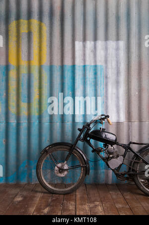 Vintage garage interno con moto Foto Stock