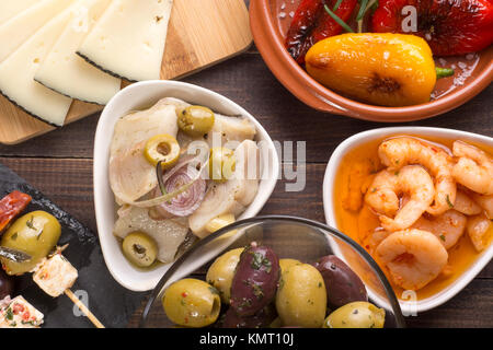 La condivisione miscelati tapas spagnole partenti sulla tabella. Vista superiore Foto Stock