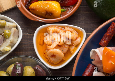 La condivisione miscelati tapas spagnole partenti sulla tabella. Vista superiore Foto Stock