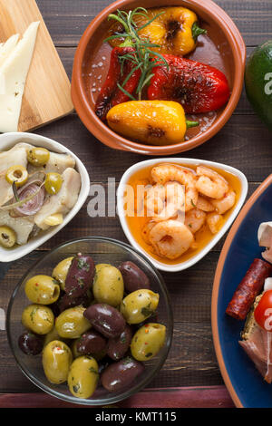 La condivisione miscelati tapas spagnole partenti sulla tabella. Vista superiore Foto Stock