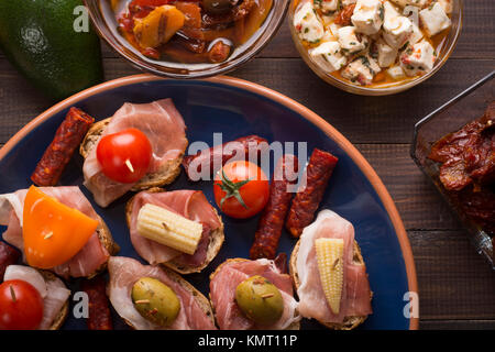 La condivisione miscelati tapas spagnole partenti sulla tabella. Vista superiore Foto Stock