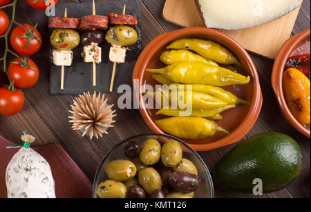 La condivisione miscelati tapas spagnole partenti sulla tabella. Vista superiore Foto Stock