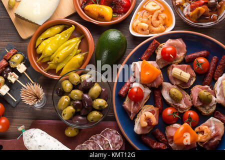 La condivisione miscelati tapas spagnole partenti sulla tabella. Vista superiore Foto Stock