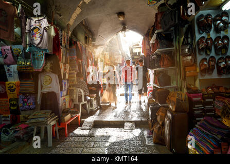 Gerusalemme, Israele, 09 Maggio 2017 : famoso Souk El Bazaar, il grande mercato turistico, il cuore di spirito orientale Foto Stock