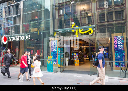 Vodafone e Optus delle telecomunicazioni e dell'elettronica telefoni negozi in George Street, Sydney, Australia Foto Stock