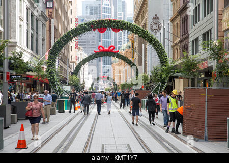 La prima sezione del Sydney CBD light rail è completata lungo George street consentendo ai pedoni di camminare la strada di Sydney Foto Stock