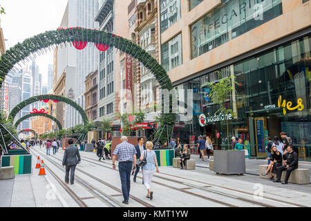 La prima sezione del Sydney CBD light rail è completata lungo George street consentendo ai pedoni di camminare la strada di Sydney Foto Stock