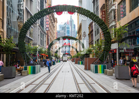 La prima sezione del Sydney CBD light rail è completata lungo George street consentendo ai pedoni di camminare la strada di Sydney Foto Stock