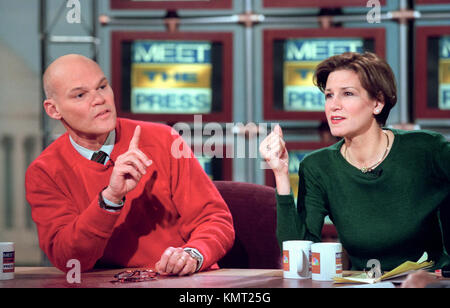 Attivista democratico James Carville attacca il congresso repubblicano per mettere sotto accusa il presidente Clinton come sua moglie commentatore conservatore mary matalin guarda su durante il raduno del NBC la pressa 20 dicembre 1998 a Washington, DC. Foto Stock