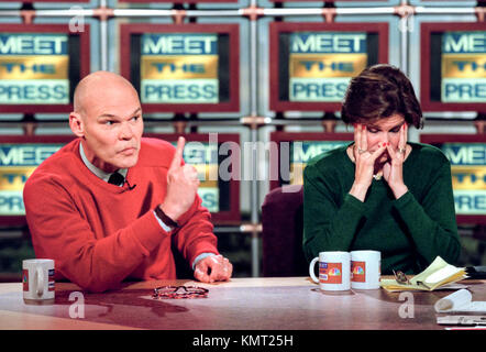 Attivista democratico James Carville attacca il congresso repubblicano per mettere sotto accusa il presidente Clinton come sua moglie commentatore conservatore mary matalin mani la sua testa durante il raduno del NBC la pressa 20 dicembre 1998 a Washington, DC. Foto Stock