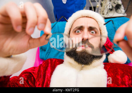 Uomo di natale di Santa Claus vestiti in beauty spa. Foto Stock