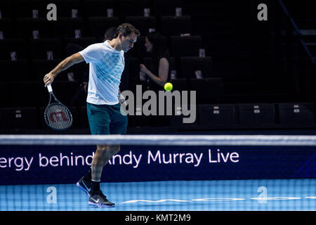 Il tennista scozzese Andy Murray gioca contro Roger Federer come parte di "Andy Murray Live" per raccogliere fondi per beneficenza. Roger Federer si riscalda con Tim Henman. Featuring: Roger Federer dove: Glasgow, Regno Unito quando: 07 Nov 2017 Credit: Euan Cherry/WENN.com Foto Stock