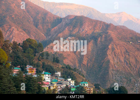 Vista panoramica di Mcleod Ganj del Dhauladhar mountain range, India Foto Stock