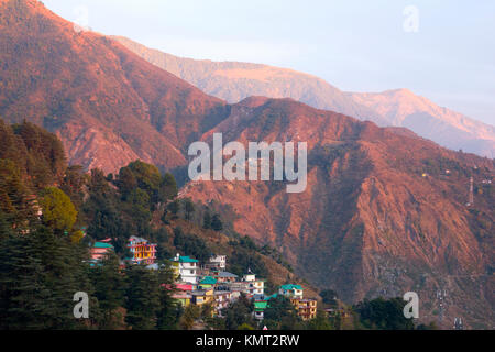 Vista panoramica di Mcleod Ganj del Dhauladhar mountain range, India Foto Stock