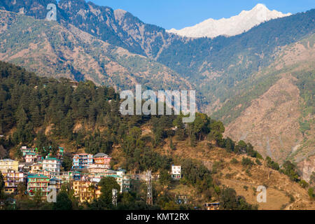 Vista panoramica di Mcleod Ganj del Dhauladhar mountain range, India Foto Stock