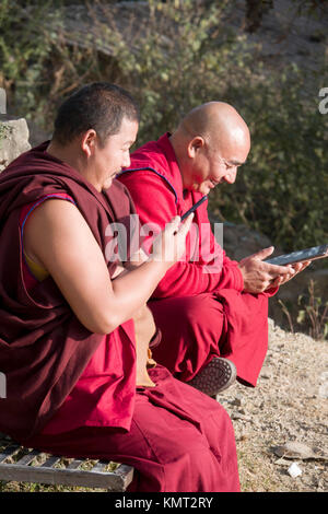 Monaci Tibetani utilizzando i telefoni intelligenti Foto Stock