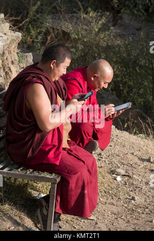Monaci Tibetani utilizzando i telefoni intelligenti Foto Stock