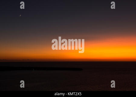 Sun sotto l'orizzonte. Isola di Santorini, Grecia, Oia sunset Foto Stock