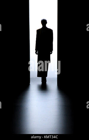 Silhouette di un modello di inserimento la passerella durante la Cibeles Fashion Week collezione autunno-inverno 2011, Madrid Spagna. Foto Stock