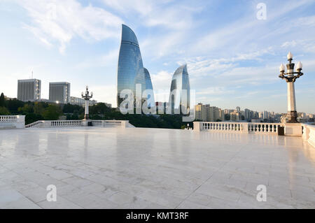 Baku.Azerbaigian.Vista dal ponte di osservazione.Torre di fiamma.Funicolare. Foto Stock