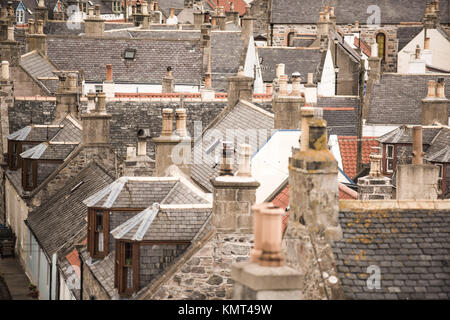 Cullen Panorama nelle Highlands scozzesi - tradizionale rustico in pietra costruito Holiday Cottages con alte ciminiere, tetti in ardesia e strette stradine della città vecchia Foto Stock