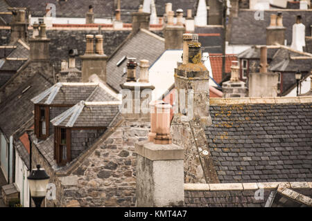 Cullen Panorama nelle Highlands scozzesi - tradizionale rustico in pietra costruito Holiday Cottages con alte ciminiere, tetti in ardesia e strette stradine della città vecchia Foto Stock