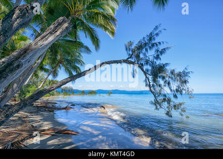 Paesaggistica costa a Yarrabah, Aborignal Shire, vicino a Cairns, estremo Nord Queensland, FNQ, QLD, Australia Foto Stock