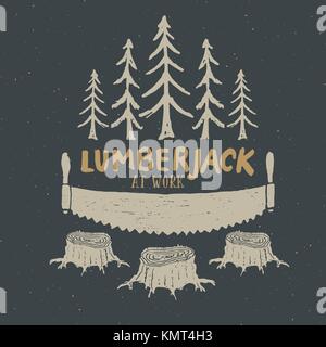 Lumberjack a lavorare con sega etichetta vintage, mano bozzetto, grunge textured badge retrò, design tipografia t-shirt stampa, illustrazione vettoriale. Illustrazione Vettoriale