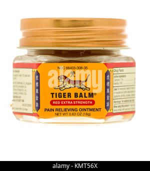 Winneconne, WI - 1 Dicembre 2017: un vaso di Tiger Balsamo sollievo del dolore unguento su un isolato su un background. Foto Stock