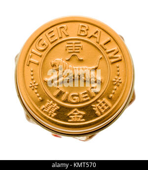 Winneconne, WI - 1 Dicembre 2017: la parte superiore della tigre Balsamo sollievo del dolore unguento su un isolato su un background. Foto Stock