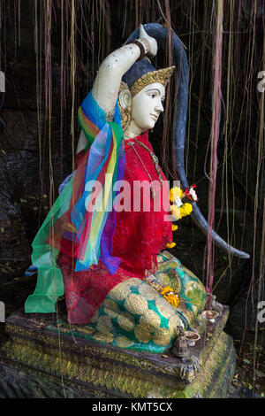 Bangkok, Tailandia. Dea della Terra, Phra Mae Thorani, acqua di strizzaggio fuori i suoi capelli, in ingresso al Wat Saket (Phu Khao Thong), il Golden Mount Foto Stock