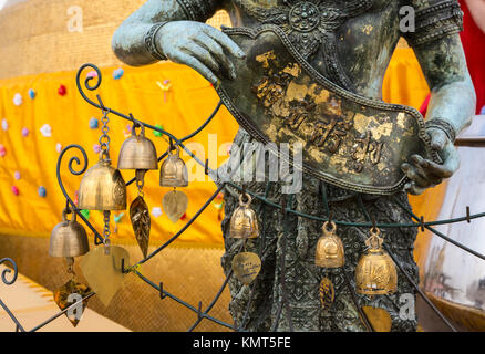 Bangkok, Tailandia. Dio della zona di Wat Saket (Phu Khao Thong), il Golden Mount, sta di guardia all'angolo di Golden Chedi sulla sommità del monte, con Foto Stock