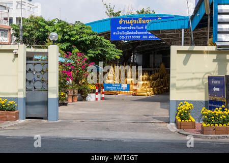 Bangkok, Tailandia. Buddha e altre statue religiose per la vendita. Foto Stock