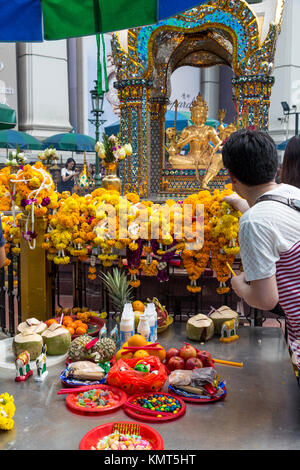 Bangkok, Tailandia. Santuario di Erawan al dio indù Brahma. Foto Stock