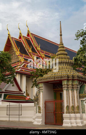 Bangkok, Tailandia. Dettagli architettonici (chofa, il curling, le estensioni appuntita rappresentano il Garuda, il veicolo di Vishnu) sul Wat Pho tempio. Foto Stock