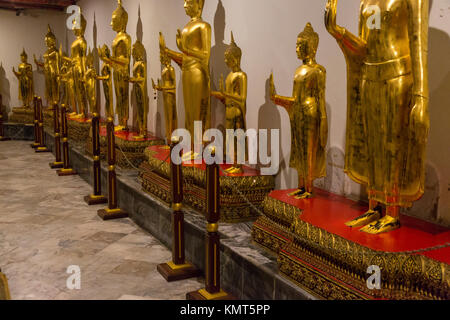 Bangkok, Tailandia. Buddha nel chiostro (Phra Rabiang) circondante il chedis del primo quattro Rama Kings, Wat Pho tempio composto. Foto Stock