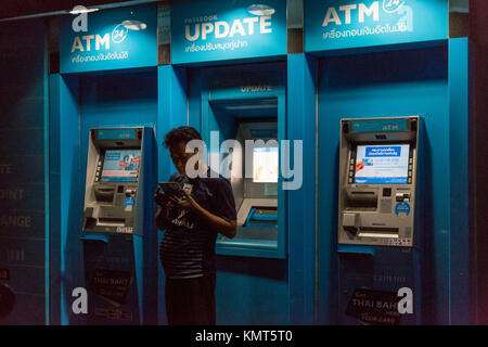 Bangkok, Tailandia. Cliente notturna al bancomat. Foto Stock