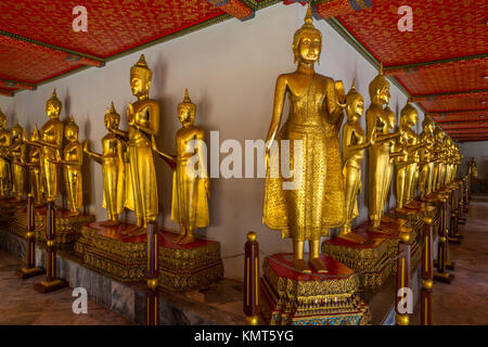 Bangkok, Tailandia. Buddha nel chiostro (Phra Rabiang) circondante il chedis del primo quattro Rama Kings, Wat Pho tempio composto. Foto Stock