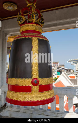 Bangkok, Tailandia. Campana al Wat Traimit Tempio del Buddha d'oro. Foto Stock